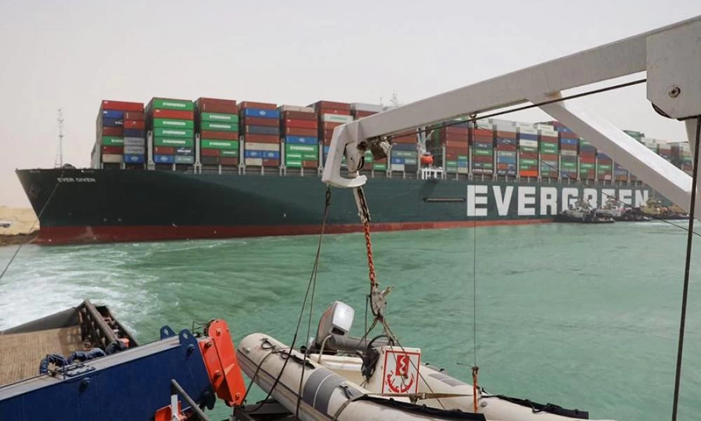 Διώρυγα του Σουέζ: Για έκτη ημέρα παραμένει προσαραγμένο το Ever Given